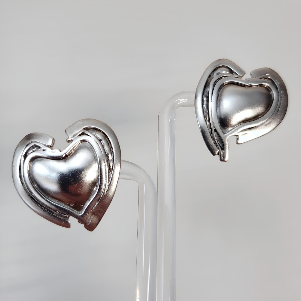 Sue Sachs Sterling Silver Modernist Handwrought Heart Shaped Post back Earrings - Picture 3 of 8